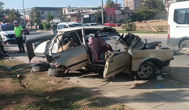 Otomobil parçalandı, servis araçlarına çarptı!