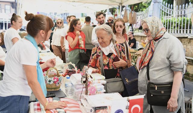Kadınlar ürettiklerini bu sokakta satıyor