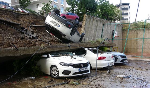 İstinat duvarı 4 aracı yuttu!