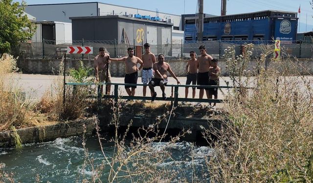 Bursa'da sıcaktan bunalan gençler, kanala girdi