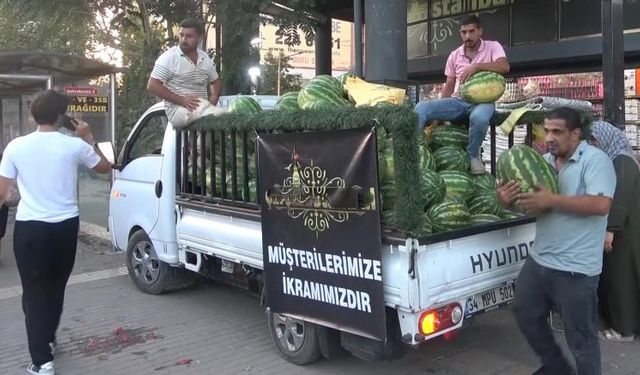 Vatandaşa ücretsiz karpuz dağıttı