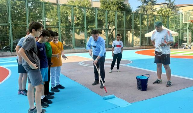 Erkan Aydın kolları sıvadı, basketbol sahasını boyadı