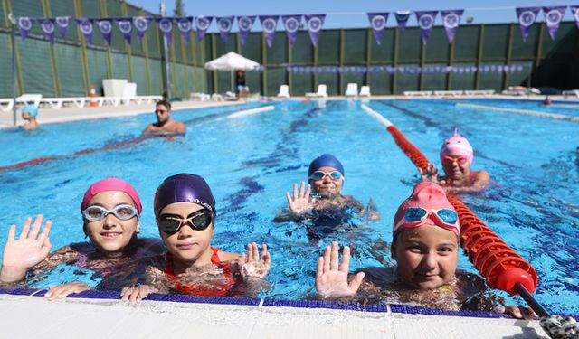Bursa'da çocuk yüzücüler sertifikalarını aldı