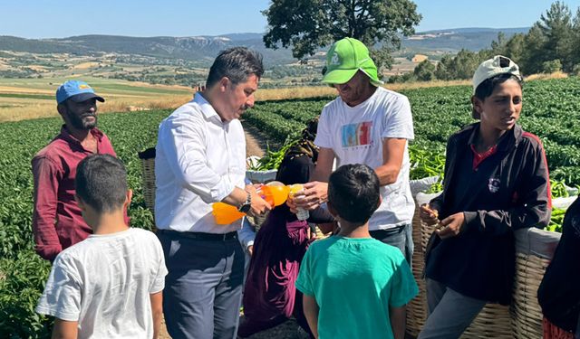 AK Parti'li başkan tarım işçilerine meşrubat ikram etti