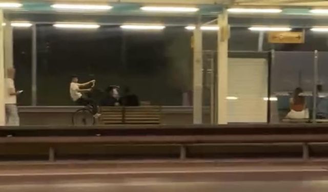Bursa'daki metro istasyonunda uygunsuz hareket