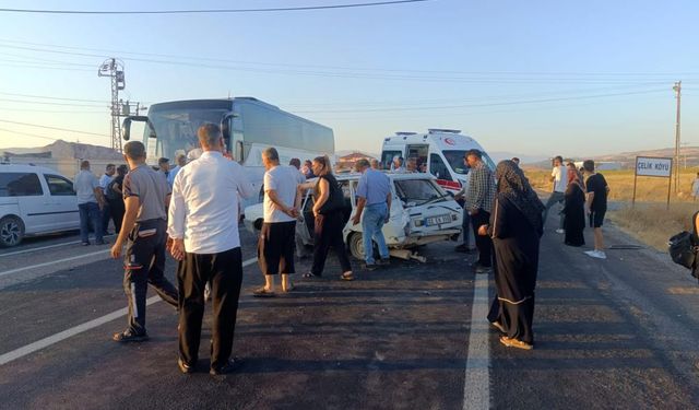 Otobüs otomobili biçti, yaralılar var!