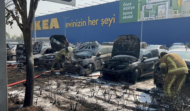 Bursa'daki AVM'de araçlar küle döndü