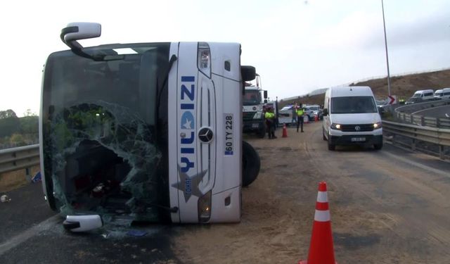 Yolcu otobüsü bariyerlere çarptı, ölü ve yaralılar var
