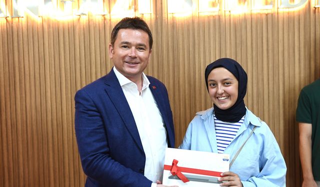 "Başarılı öğrencileri ödüllendirdi"