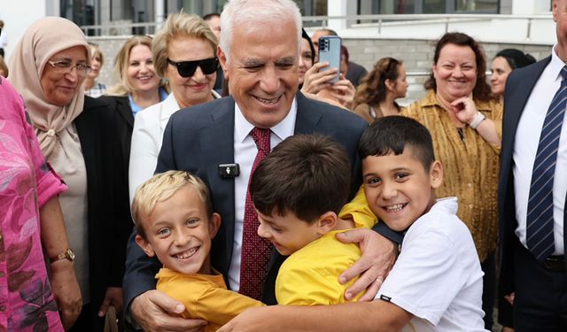 Çocuklar  sokakta gülümsüyor
