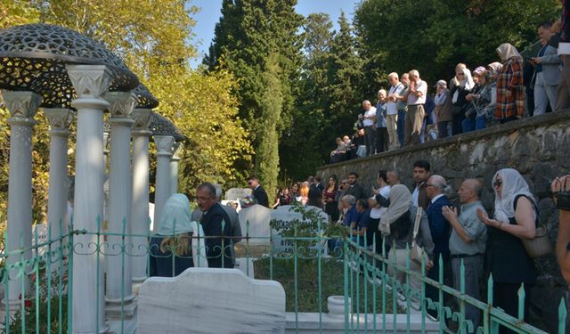 Zeki Müren, kabri başında dualarla anıldı