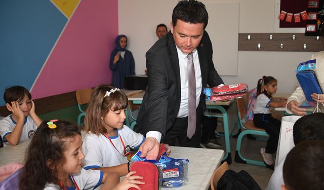 Erkan Aydın'dan minik öğrencilere sürpriz