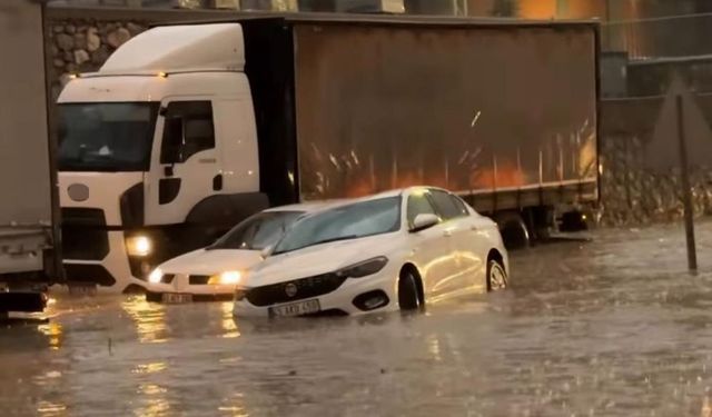 Manisa'da şiddetli yağış, yollar göle döndü