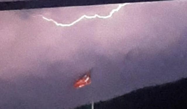 Bursa yağmurla tanıştı, şimşekler geceyi aydınlattı