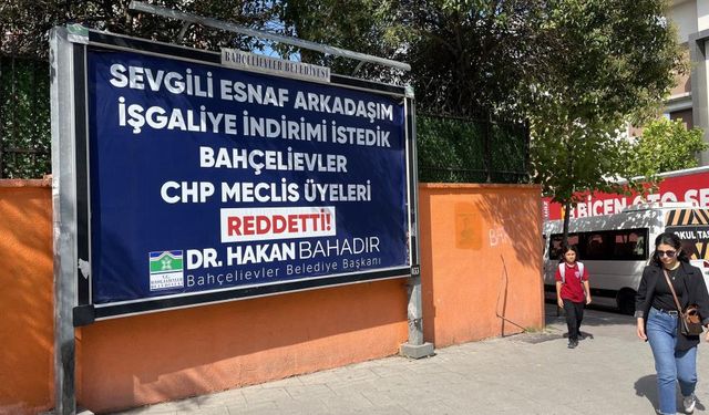 CHP'yi esnafa pankartla şikayet etti!
