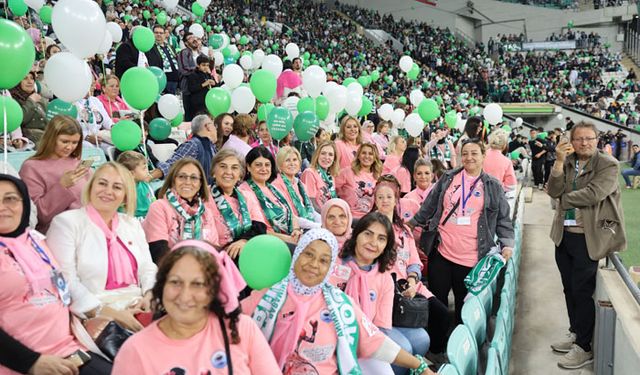 Bursaspor tribünlerinde pembe tişörtlü kadınlar