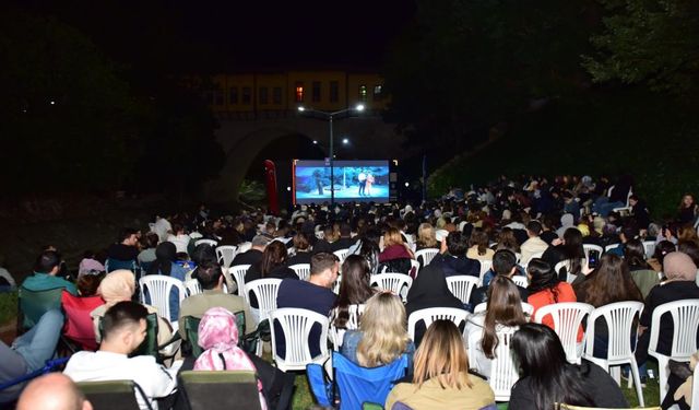 Bursa'da yaşayanlara sinema keyfi yaşatıyorlar