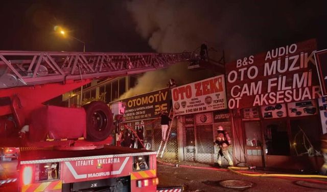 Bursa'da 4 dükkan alevlere teslim oldu