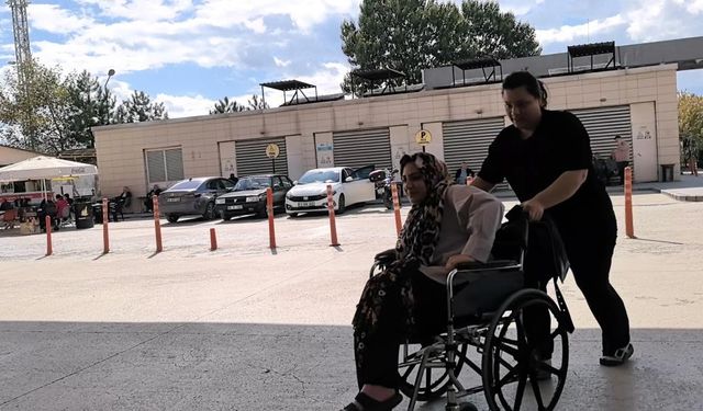 Yemek yerken yılan ısırdı, ölünden döndü