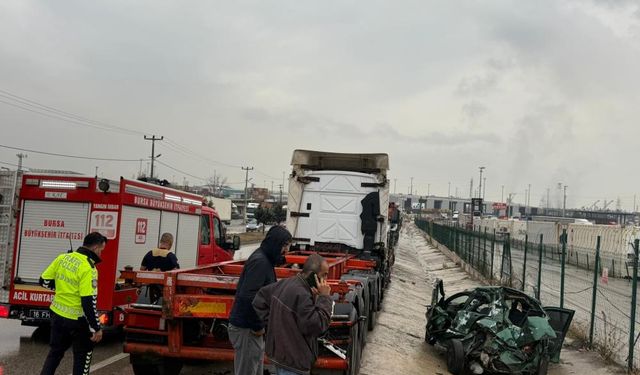 Tıra çarptı, hurdaya döndü!