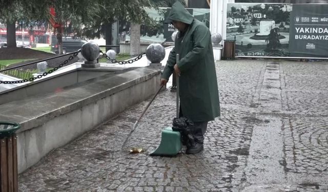 Temizlik görevlisi altın dolu kese buldu, polise teslim etti