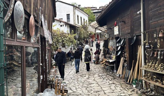 Tarihi ilçeye turistler akın ediyor