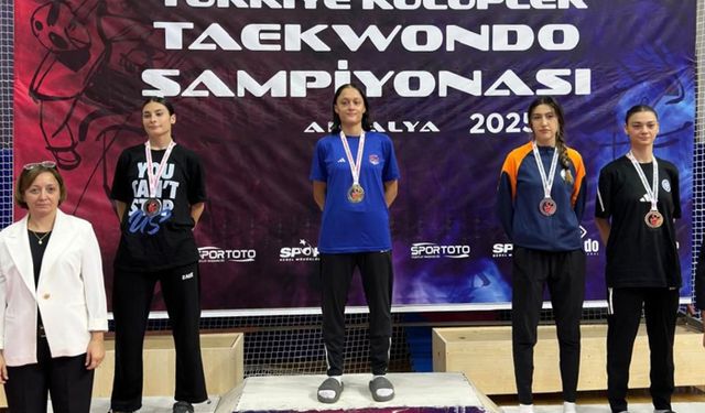 Osmangazili taekwondocuların madalya sevinci