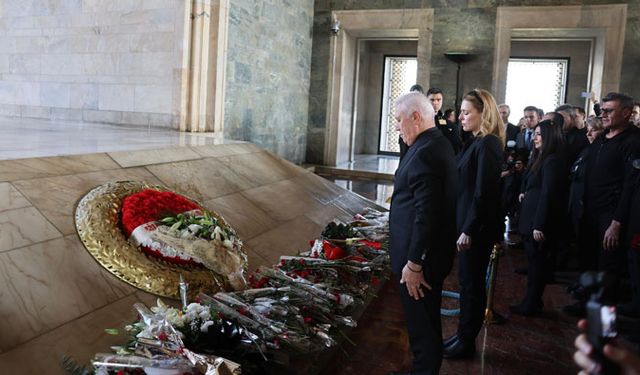 Mustafa Bozbey ve ekibi Ata'nın kabrini ziyaret etti