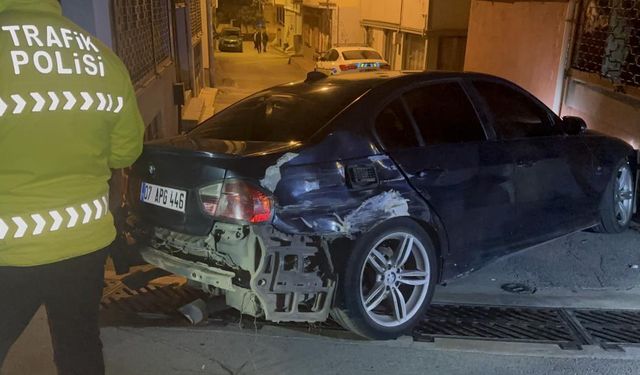 Bursa'da polisten kaçtı,3 araca çarptı!