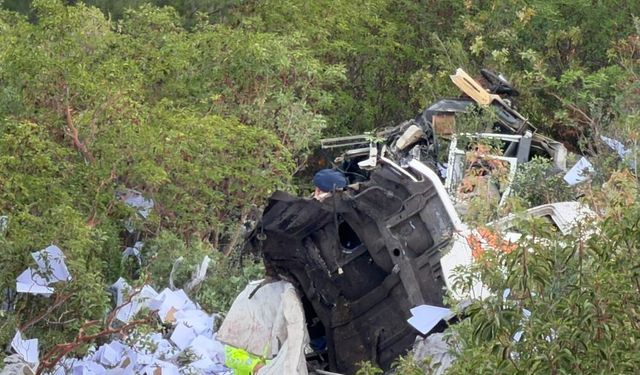 Bursa'da tır uçuruma yuvarlandı, 2 kişi can verdi