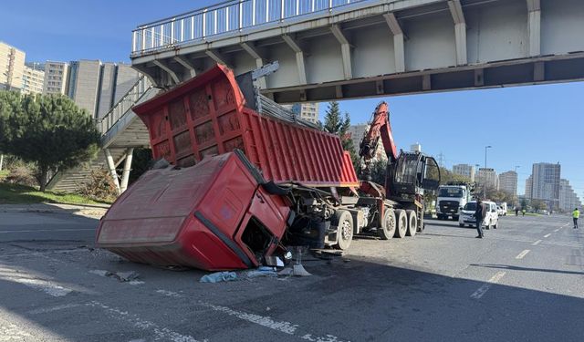 İş makinası çarptı, üstgeçit yerinden çıktı!