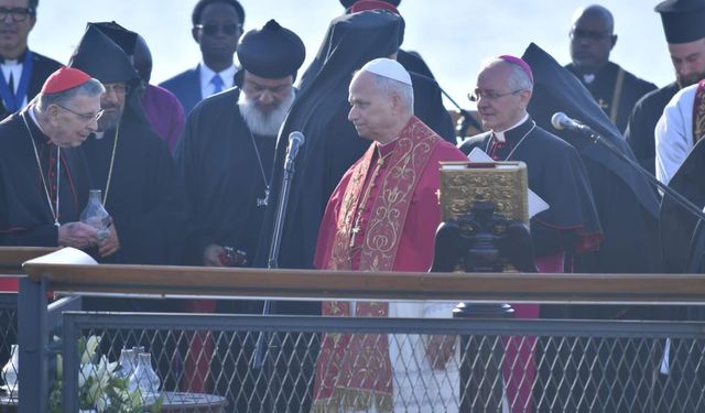 Hıristiyanlar çok mutlu! Papa ayini yönetti, gitti