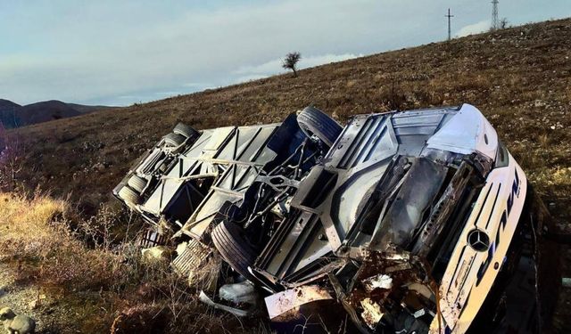Yolcu otobüsü devrildi, ölü ve yaralılar var!