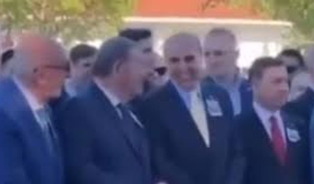 AKP ve CHP'li belediye başkanları şehit cenazesinde gülüştüler!