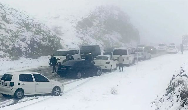 Kar yolları kapattı, sürücüler şaşkına döndü