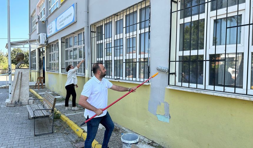 AK Partililer okulları boyuyor