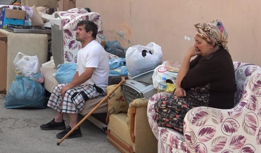 Bursa'da, zalim ev sahibi engelli çifti sokağa attı