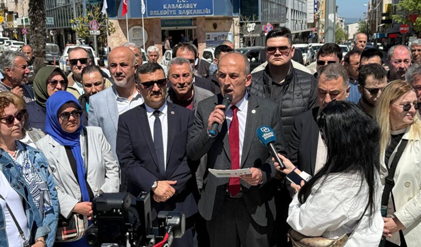 İYİ Parti'den istifa eden belediye başkanını protesto ettiler
