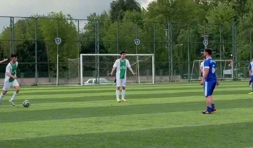 Ayağı kırılan futbolcuyu taşıyacak sedye olmayınca...