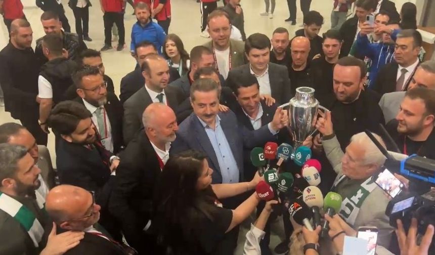 Şampiyonluk kupasını Faruk Çelik ve Mustafa Bozbey birlikte kaldırdı