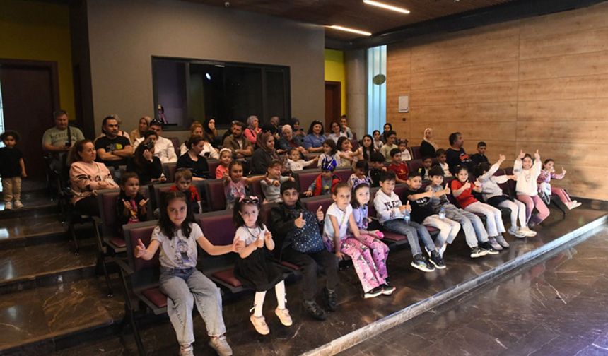 Osmangazi Belediyesi’nden çocuklara tiyatro şöleni