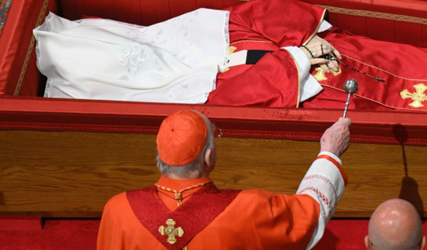 Papa için cenaze töreni başladı