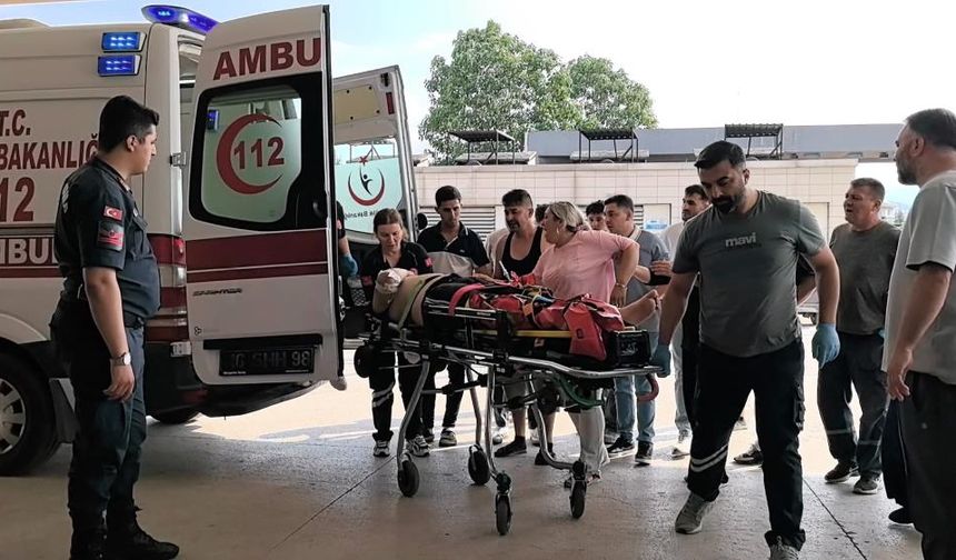 Otomobille çarpıştılar, 2 genç ağır yaralı