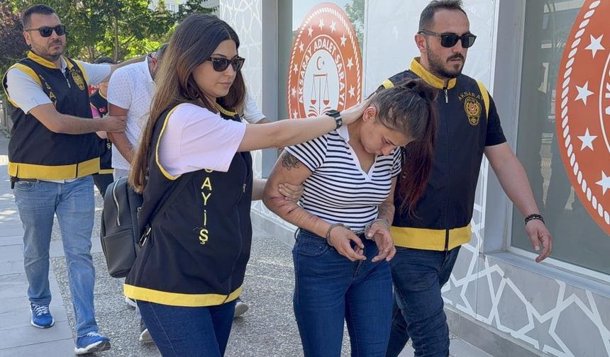Psikopat kadın ablasını bıçaklayarak katletti