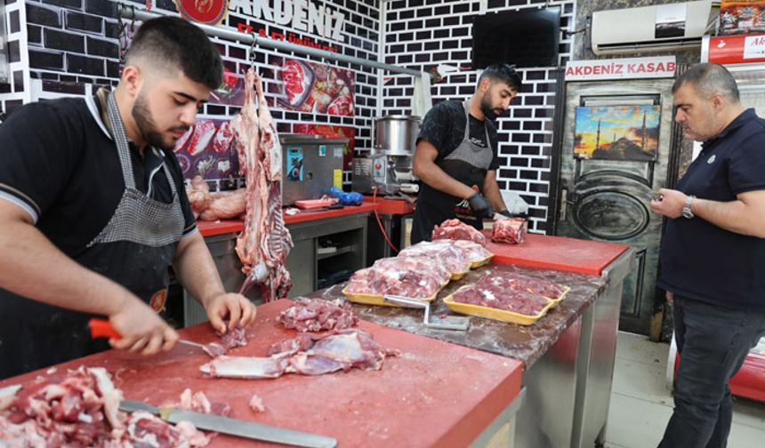 Kurban kesenler kasaplara hücum etti