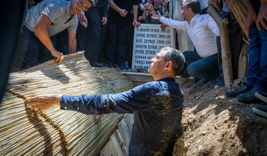 Özgür Özel, Ferdi Zeyrek'i elleriyle kabre indirdi