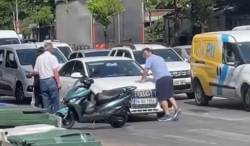 Maganda otomobilin kaputuna çıktı, camını kırdı