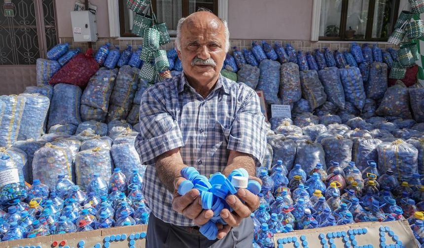 Bursa'da topladığı kapaklarla hayır yaptı