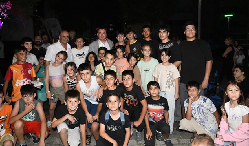 Başkan Erkan Aydın, çocukları sevindiriyor