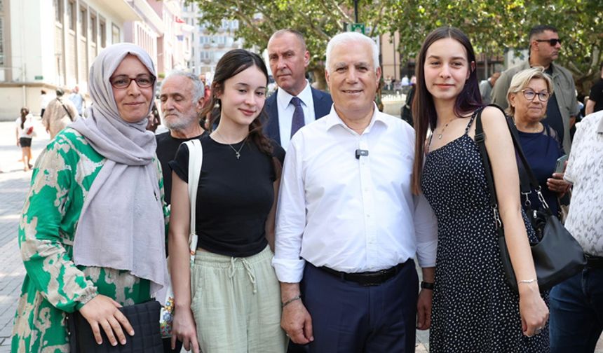 Üniversite tercihi yapmak isteyen öğrencilere destek oluyorlar